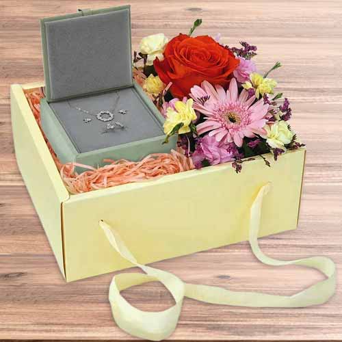 Elegant Silver Jewelry Gift Set With Floral Surprise For Mom